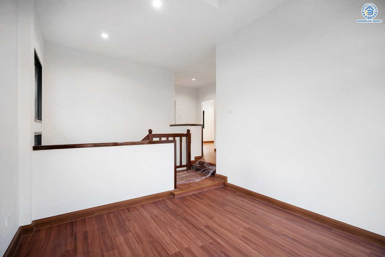 บ้านมือสองตกแต่งใหม่ โครงการ ชวนชื่น ปิ่นเกล้า บนเนื้อที่ 76.9 ตร.ว. พื้นที่ใช้สอยมากถึง 212.5 ตร.ม. ฟังก์ชันจัดเต็ม 3 ห้องนอน 3 ห้องน้ำ จอดรถได้ถึง 2 คัน พร้อมทั้งเปลี่ยนระบบสุขาภิบาลให้ใหม่ พร้อมเข้าอยู่ทันที บนทำเลศักยภาพ เชื่อมต่อหลายเส้นทาง ใกล้จุดขึ้นทางด่วน "ศรีรัช" และรถไฟฟ้าสายสีแดง "สถานีตลิ่งชัน"